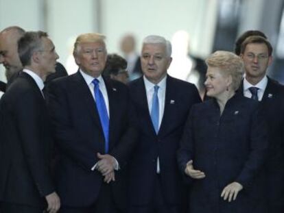El presidente de Estados Unidos le aparta para ponerse al frente del grupo en la sede de la OTAN