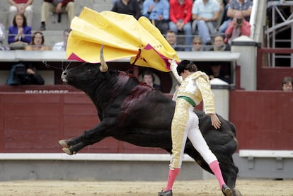 Arturo Saldívar, en su turno de quites del segundo toro, primero que lidió El Fandi.