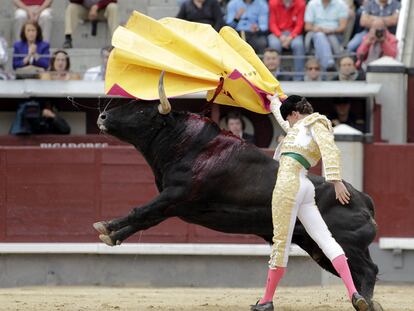 Arturo Saldívar, en su turno de quites del segundo toro, primero que lidió El Fandi.