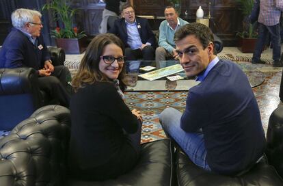 Oltra y Sánchez, reunidos con Ribó, Puig y Baldoví antes de la `mascletà´.