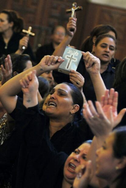 Mujeres coptas en el funeral de las víctimas de los choques sectarios, en El Cairo.