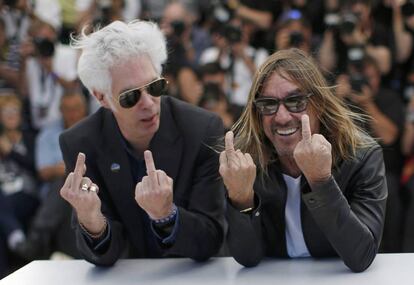 El director Jim Jarmusch y el cantante, Iggy Pop (d) posan durante el photocall del documental 'Gimme Danger' en el Festival de Cine de Cannes, el 19 mayo de 2016.