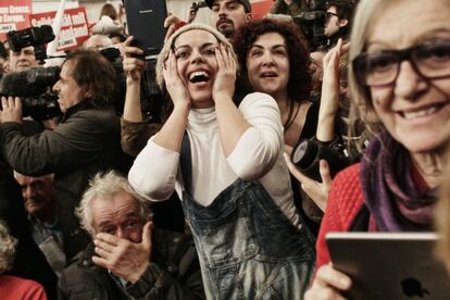 "És una victòria històrica per al poble grec, que s'ha expressat majoritàriament contra l'austeritat", ha assenyalat la font de Syriza citada per 'Kathimerini'. A la imatge, partidaris del partit Syriza celebren els resultats a peu d'urna a Atenes.