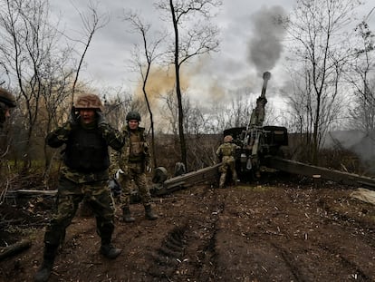 Ukrainian servicemen fire a 2A65 Msta-B howitzer towards Russian troops on the front lines in Zaporizhzhia, Ukraine January 5, 2023.