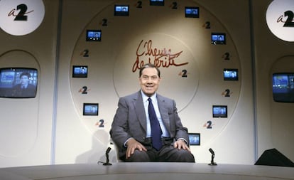 Charles Pasqua, dos veces ministro del Interior de Francia, sonríe en el plató del programa de la televisión francesa 'L'heure de la verité', en 1988.