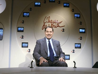 Charles Pasqua, dos veces ministro del Interior de Francia, sonríe en el plató del programa de la televisión francesa 'L'heure de la verité', en 1988.