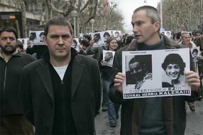 Joseba Álvarez, Arnaldo Otegi y Joseba Permach, durante una manifestación hoy en San Sebastián por la huelga.