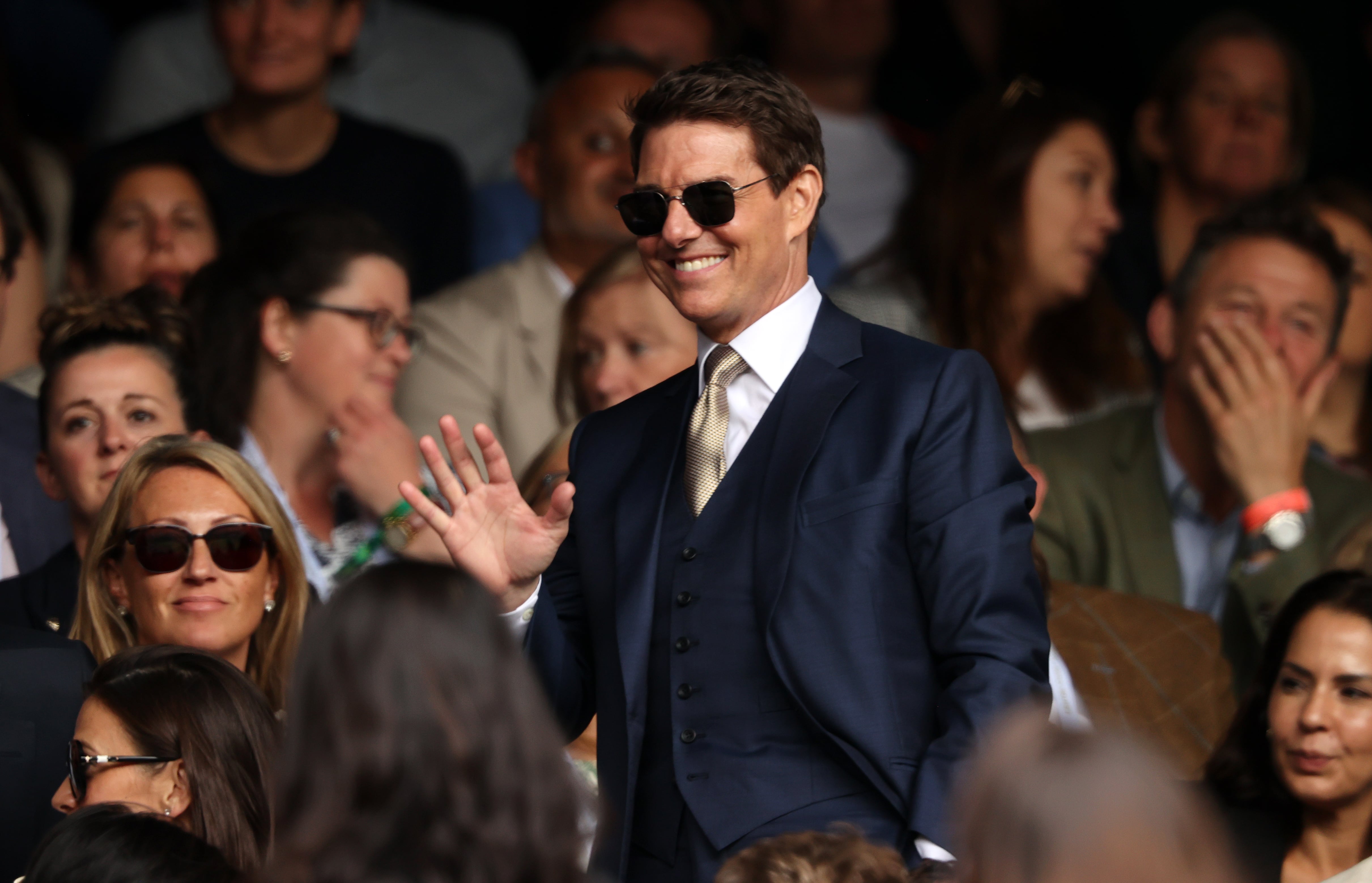 Wimbledon is a place where you can amaze even from the stands. In 2021, Cruise wore a blue satin suit and gold tie, discreet but wanting to stand out.