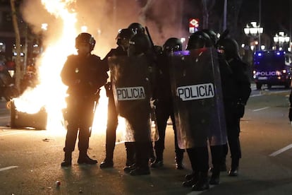 La policía protege la Delegación del Gobierno de Barcelona durante la movilización convocada por los CDR el martes en Barcelona.