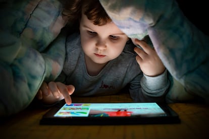 Uno de los grandes riesgos que tienen los dispositivos con niños pequeños es que les entreguemos el móvil o la tableta para paliar una rabieta.