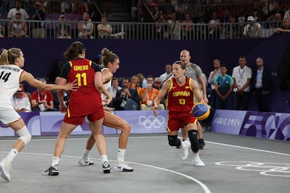 Sandra Ygueravide controla el balón.