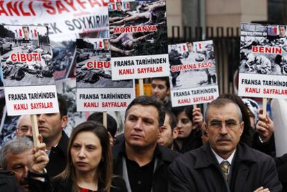 Manifestantes turcos ante la Embajada francesa ayer en Ankara.