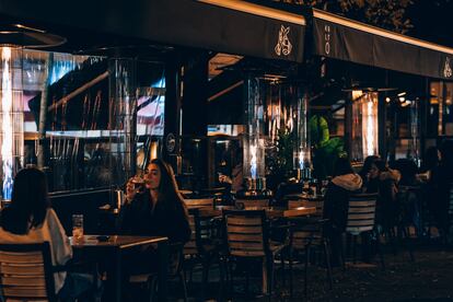 Algunos comensales en la terraza de KULTO