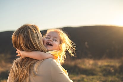 El abrazo genera esa hermosa hormona, la del vínculo afectivo, que se llama oxitocina y que en los niños se activa de forma más rápida. 