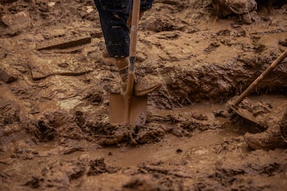 Miles de voluntarios acudieron a Paiporta para ayudar a los vecinos del municipio a retirar el lodo que inunda calles, viviendas y comercios, viernes 1 de noviembre de 2024.