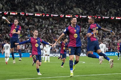 Robert Lewandowski celebra el segundo gol del FC Barcelona ante el Real Madrid.