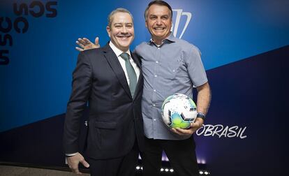 Jair Bolsonaro junto al presidente de la federación de fútbol de Brasil, Rogério Caboclo. L. Figueiredo / CBF