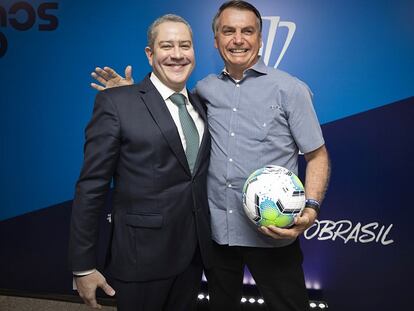 Jair Bolsonaro junto al presidente de la federación de fútbol de Brasil, Rogério Caboclo. L. Figueiredo / CBF