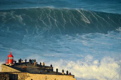 Un surfista monta una de las olas gigantes generadas por el huracán Epsilon en el Atlántico Norte a su llegada a la Praia do Norte, en Nazaré (Portugal). 