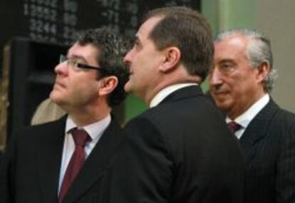 De izquierda a derecha, Álvaro Nadal, jefe de la oficina económica de La Moncloa; el presidente de Aena, José Manuel Vargas, y el presidente de Enaire, Julio Gómez Pomar.