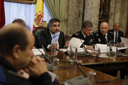 El delegado del Gobierno en la Comunidad de Madrid, José Manuel Rodríguez Uribes, en el centro, preside la última reunión de coordinación para la final de la Copa Libertadores.