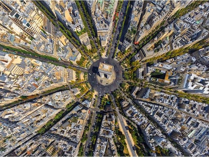 El urbanismo de Georges-Eugène Haussmann que convirtió París en una ciudad de grandes avenidas y perspectivas a mediados del sigo XIX se aprecia en la plaza de Charles de Gaulle (en la foto).