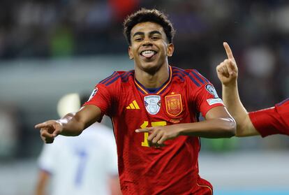 Lamine Yamal celebra su gol con España, el segundo que marca en tres partidos con la selección con 16 años.