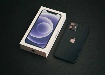 iPhone 14 Pro al lado de una caja