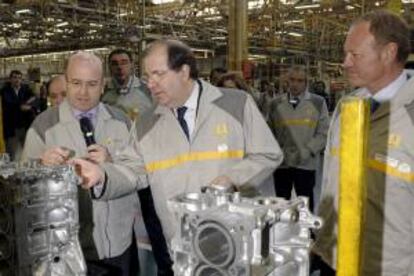 El presidente de la Junta de Castilla y León, Juan Vicente Herrera (c), junto al presidente de Renault España, Jean Pierre Laurent (d). EFE/Archivo