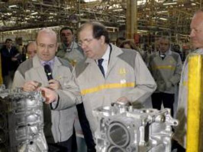 El presidente de la Junta de Castilla y León, Juan Vicente Herrera (c), junto al presidente de Renault España, Jean Pierre Laurent (d). EFE/Archivo