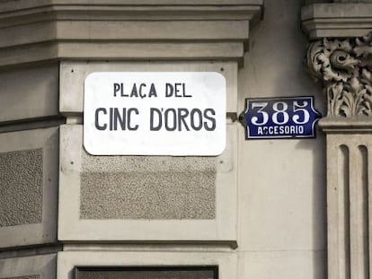 La plaza de Juan Carlos I de Barcelona es conocida popularmente como la plaza del Cinc d'Oros.