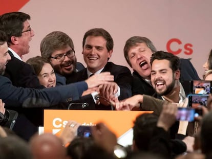 El candidato a la Junta de Andalucía por Ciudadanos, Juan Marín (i), el presidente de Ciudadanos, Albert Rivera, (i), tras conocerse los resultados de las elecciones andaluzas. 