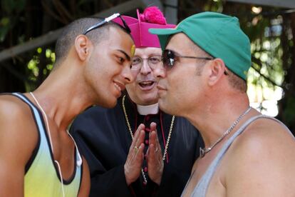 Os participantes na VIII Parada Cubana Contra a Homofobia e a Transfobia celebram casamentos simbólicos como um sinal de protesto contra a proibição da união homossexual no país.