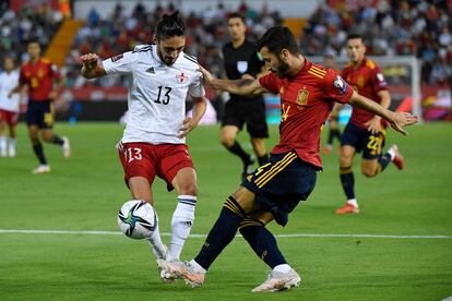 Gayà, autor del primer gol de España, centra al área de Georgia.