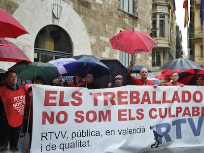 Protesta de los extrabajadores de RTVV en el tercer aniversario del cierre de la rediotelevisi&oacute;n valenciana.