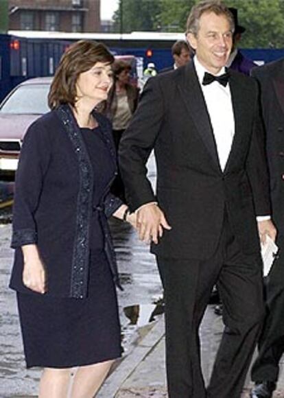 Blair, acompañado de su esposa Cherie, anoche a su llegada al hotel Hilton para una cena con la prensa.