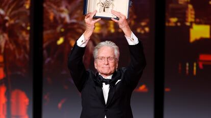 Cannes (France), 16/05/2023.- Michael Douglas receives the 'Palme d'Or d'Honneur', the honorary Golden Palm Award during the Opening Ceremony of the 76th annual Cannes Film Festival, in Cannes, France, 16 May 2023. The festival runs from 16 to 27 May. (Cine, Francia) EFE/EPA/Sebastien Nogier EPA-EFE/Sebastien Nogier
