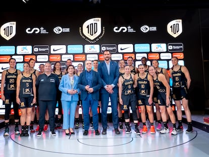 Las jugadoras de la selección femenina, junto al seleccionador, Miguel Méndez, a la izquierda;  la Directora de Comunicación y Relaciones Institucionales de CaixaBank, María Luisa Martínez Gistau; José Manuel Franco, presidente del CSD; y Jorge Garbajosa, presidente de la FEB.