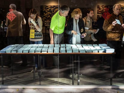 Varios ciudadanos escogen sus papeletas en el Centro Cívico Pere Pruna de Barcelona
