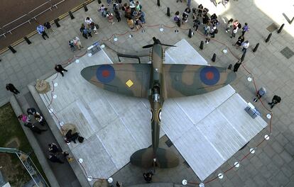 Un avión Vickers Supermarine Spitfire Mk.1A, totalmente restaurado, expuesto en el centro de Londres (Reino Unido). Christie's saca a subasta el aparato para celebrar el 75º aniversario del inicio de la Batalla de Inglaterra durante la II Guerra Mundia, con la previsión de obtener entre el 1,4 y los 2,8 millones de euros.