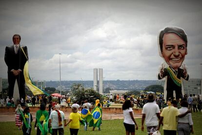 Apoiadores de Bolsonaro inflam bonecos na Esplanada dos Ministérios.