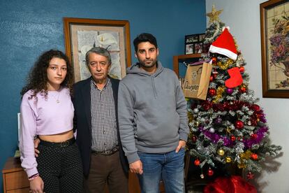 El marido de Vicenta, Isidro (centro) en el salón de su casa junto a sus hijos Paula y Raúl, esta semana.