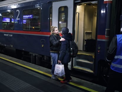 Despedida de una pareja en un andén de la Estación Central de Viena.