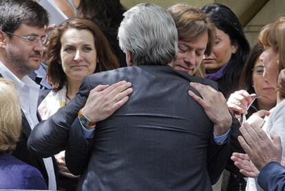 El juez español con más prestigio en el mundo, Baltasar Garzón, tuvo que abandonar la Audiencia Nacional acusado de prevaricación por querer investigar los crímenes del franquismo; en la foto, el juez Pedraz abraza a Garzón en su despedida en mayo tras la suspensión cautelar.