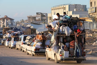 Civiles palestinos huyen de Rafah, este lunes.