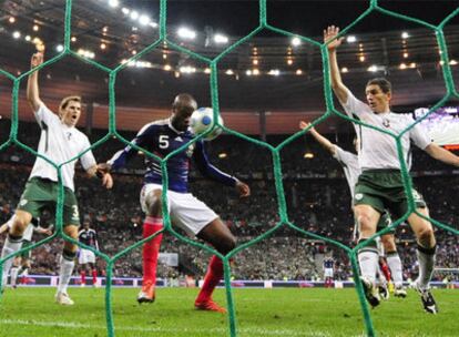 Gallas marca el gol del empate de Francia mientras los jugadores irlandeses reclaman al árbitro la mano previa de Henry.