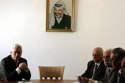 Mahmud Abbas (izquierda) y Ahmed Qurei, a su izquierda, ayer en Ramala.