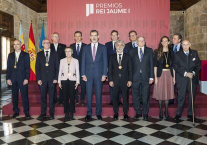 El rey Felipe VI, con los premiados y los políticos presentes, en la Lonja de Valencia. 