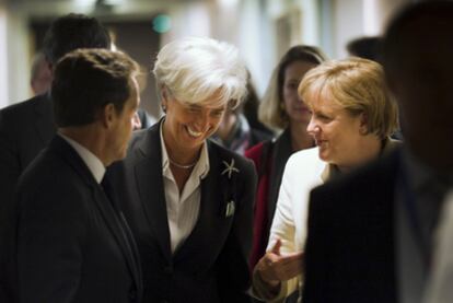 Nicolas Sarkozy junto a Christine Lagarde, entre el centro, y Angel Merkela a su llegada la cumbre europea.