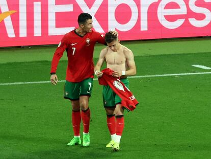 Cristiano felicita a Francisco Conceiçao, este martes en Leipzig.